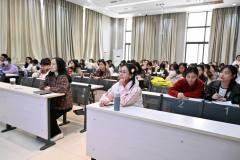 <b>英语和高级翻译学院新学期学生大会竣事</b>